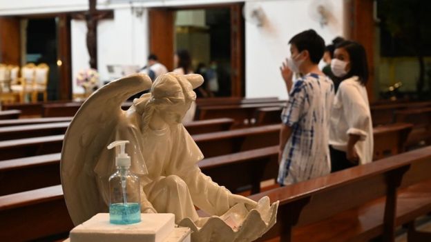 肺炎疫情致宗教仪式改变，世界各地人们如何守候信仰
